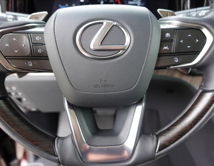 Lexus LM 350h 32
