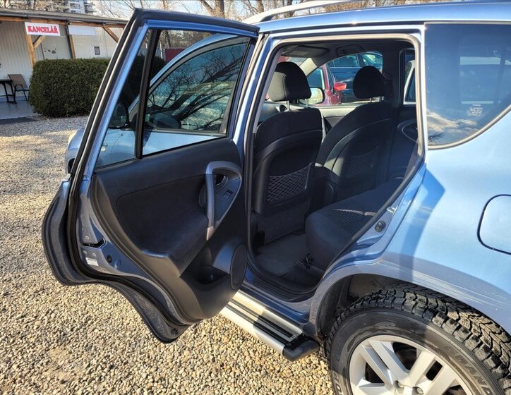 Toyota RAV4 SUV / Terénní 2,2 l 100 kw