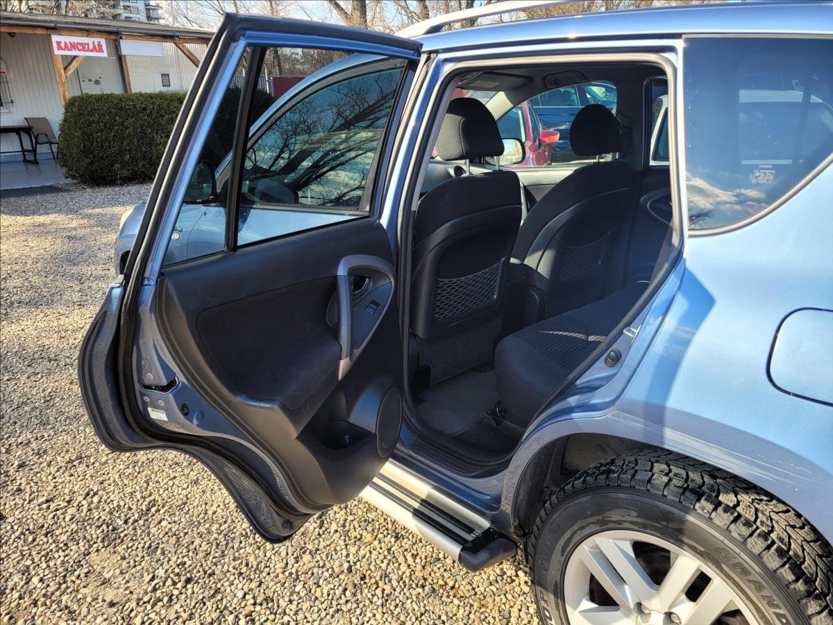 Toyota RAV4 SUV / Terénní 2,2 l 100 kw