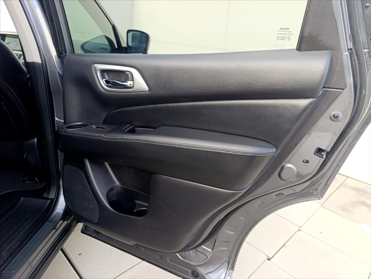 Nissan Pathfinder SUV 3,5 l 212 kw