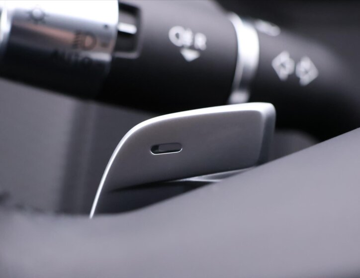 Land Rover Range Rover Velar SUV / Terénní 2,0 l 150 kw