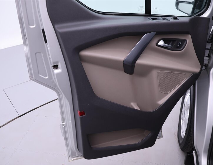 Ford Tourneo Custom 11