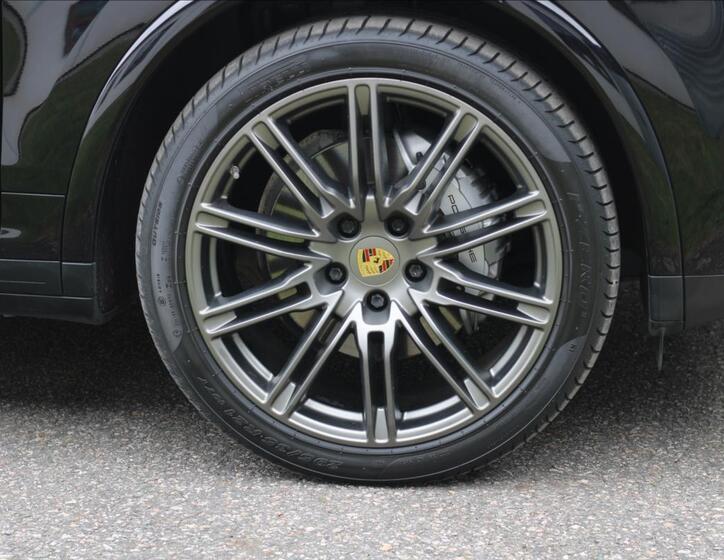 Porsche Cayenne SUV 4,1 l 283 kw