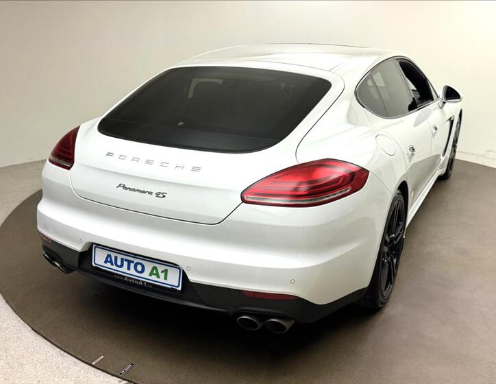 Porsche Panamera 4
