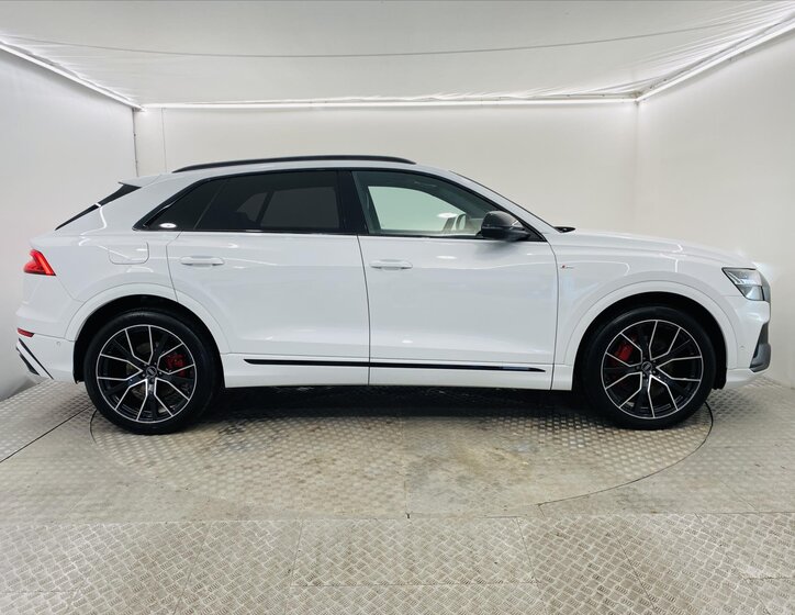 Audi Q8 SUV / Terénní 3,0 l 210 kw
