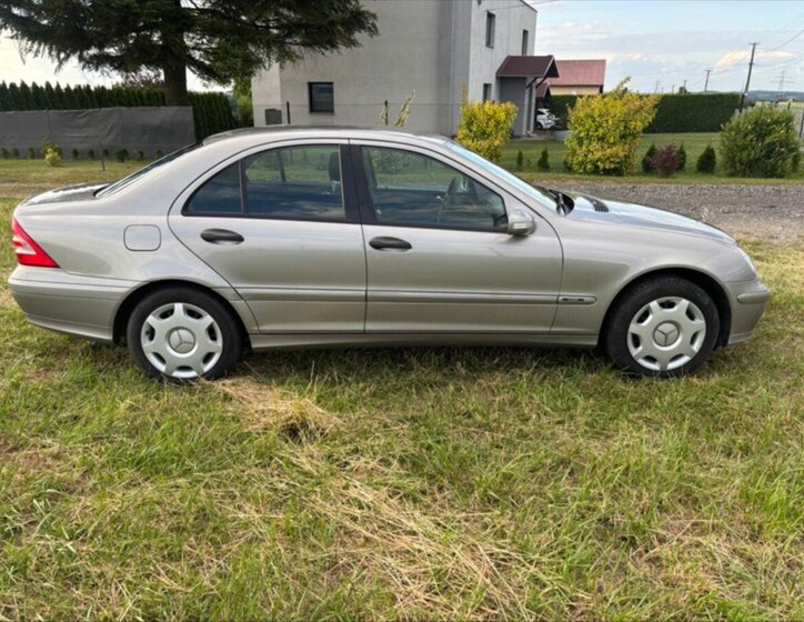 Mercedes-Benz Třídy C Sedan / Limuzína 1,8 l 105 kw