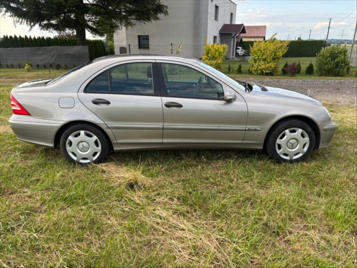 Mercedes-Benz Třídy C Sedan / Limuzína 1,8 l 105 kw