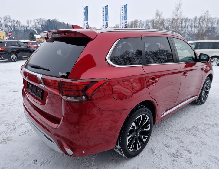 Mitsubishi Outlander SUV 2,4 l 165 kw
