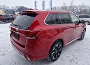 Mitsubishi Outlander SUV 2,4 l 165 kw