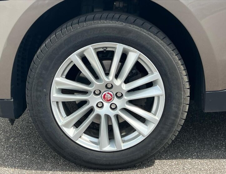 Jaguar F-Pace Kombi 2,0 l 132 kw