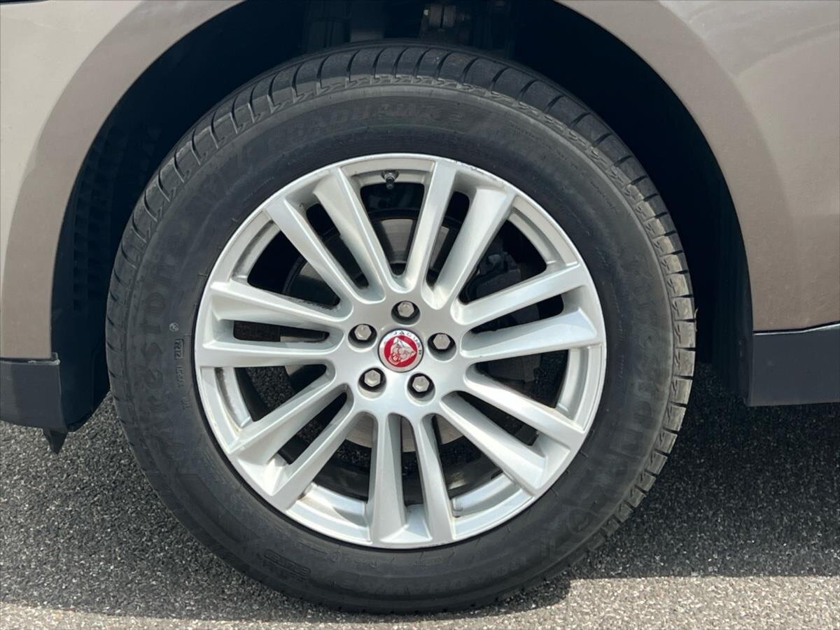Jaguar F-Pace Kombi 2,0 l 132 kw