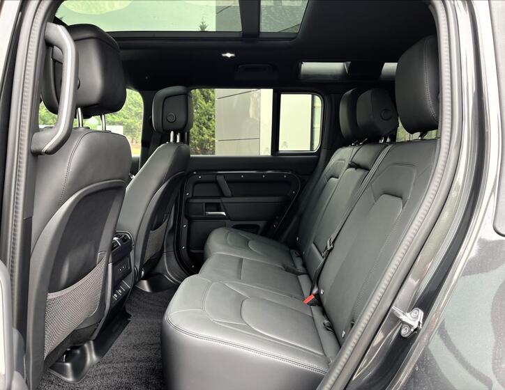 Land Rover Defender 33