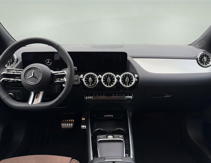 Mercedes-Benz GLA 11