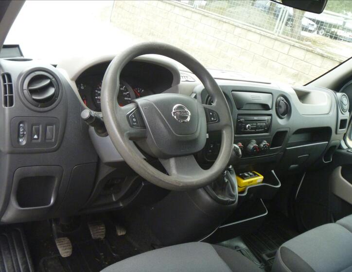 Nissan NV400 12