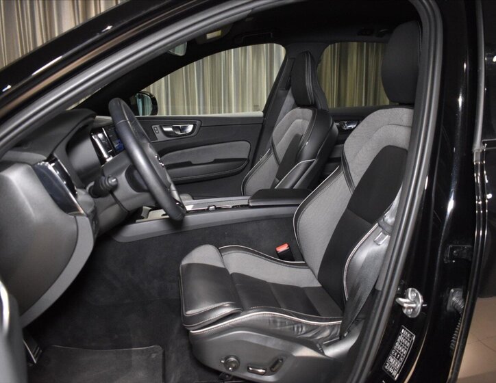 Volvo XC60 SUV / Terénní 2,0 l 145 kw