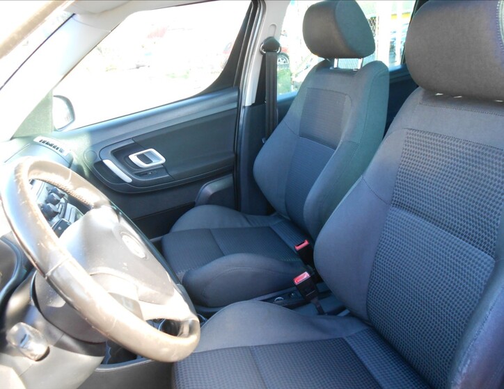 Škoda Roomster 8