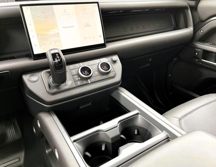 Land Rover Defender 17