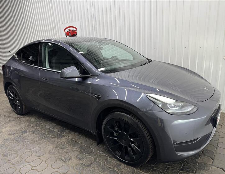 Tesla Model Y 12