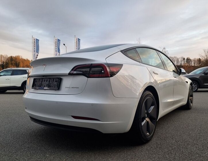 Tesla Model 3 Sedan / Limuzína 0,0 355 kw