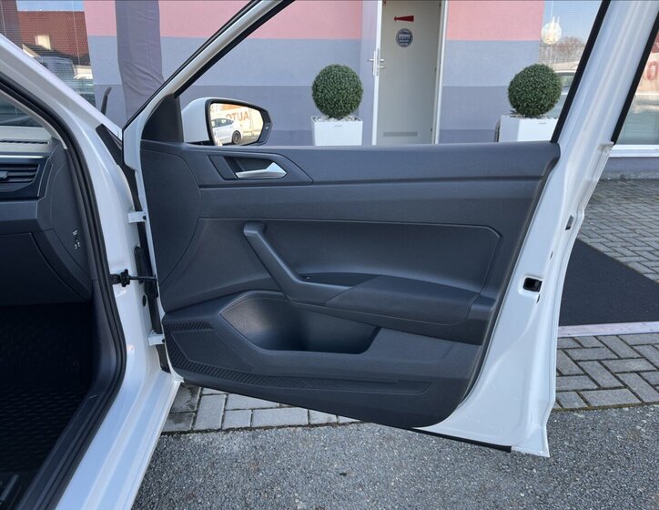 Volkswagen Polo Hatchback 999,0 48 kw