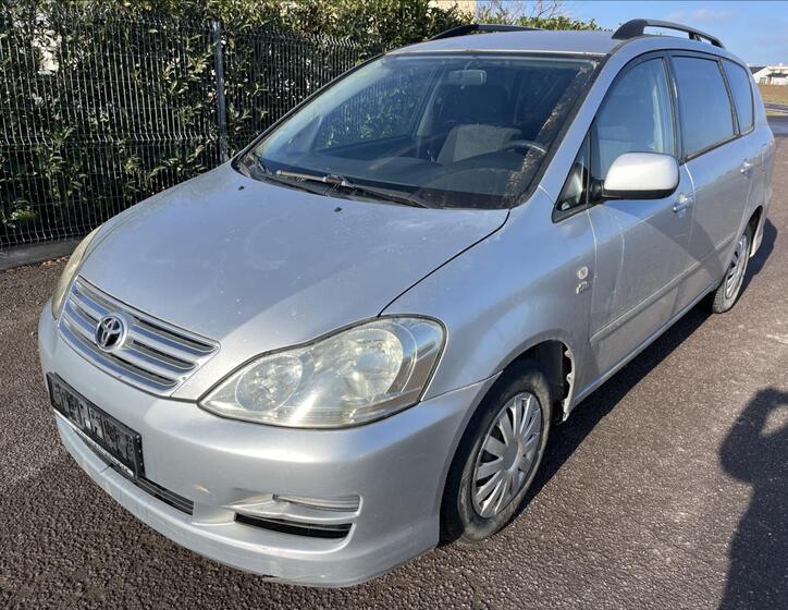 Toyota Avensis Verso 1