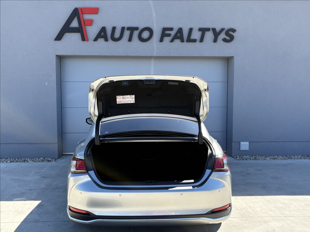 Lexus ES 300h Sedan / Limuzína 2,5 l 131 kw