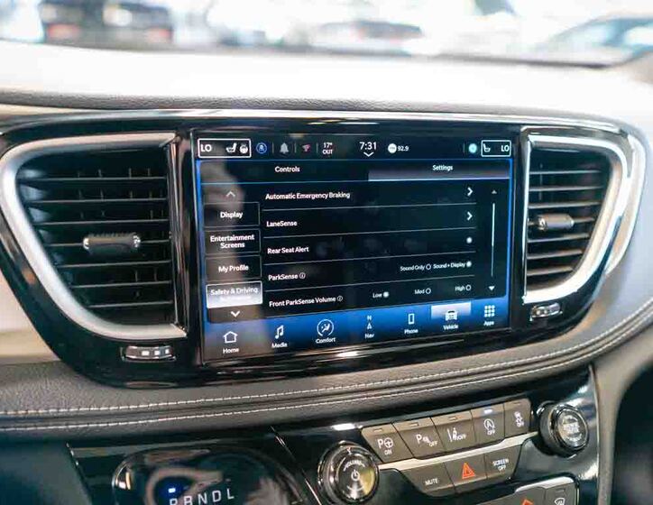 Chrysler Pacifica 32