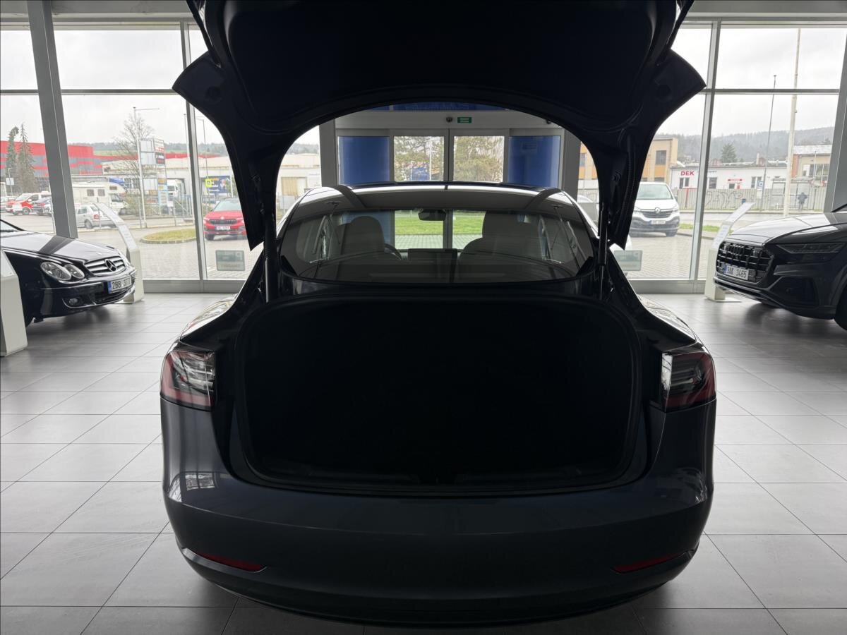Tesla Model 3 Sedan / Limuzína 0,0 366 kw