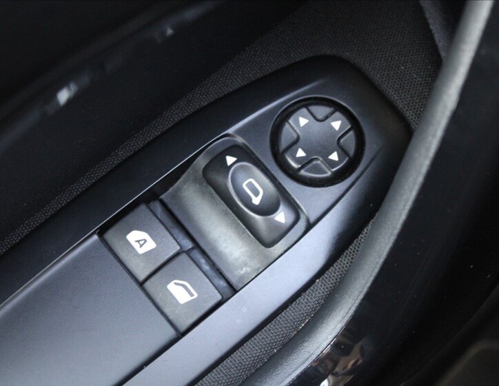 Peugeot 208 Hatchback 1,2 l 60 kw