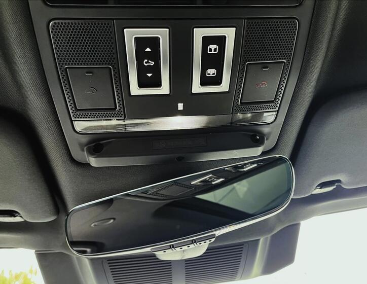 Land Rover Defender 23