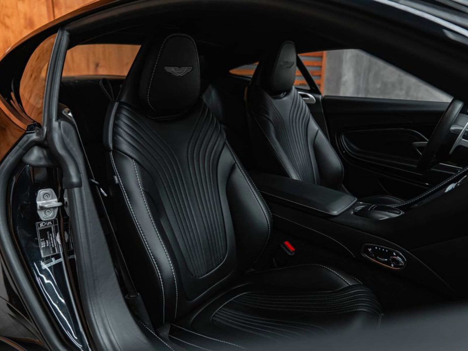 Aston Martin DB11 29