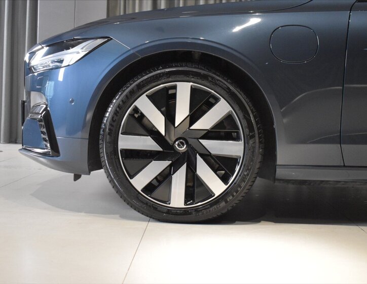 Volvo S90 Sedan / Limuzína 2,0 l 335 kw