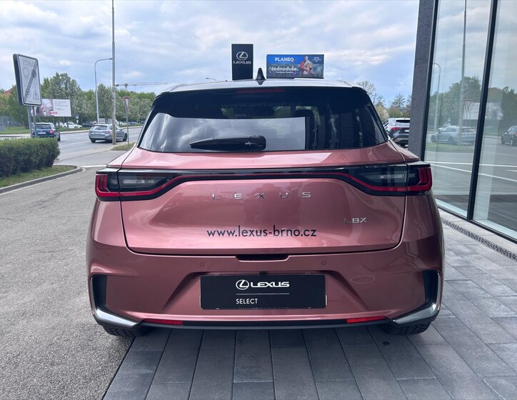 Lexus LBX SUV / Terénní 1,5 l 100 kw
