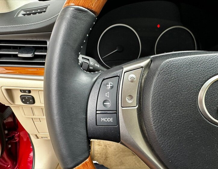 Lexus ES 300h Sedan / Limuzína 3,0 l 116 kw