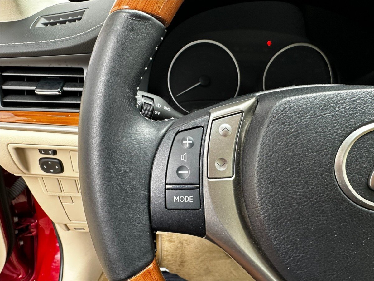 Lexus ES 300h Sedan / Limuzína 3,0 l 116 kw