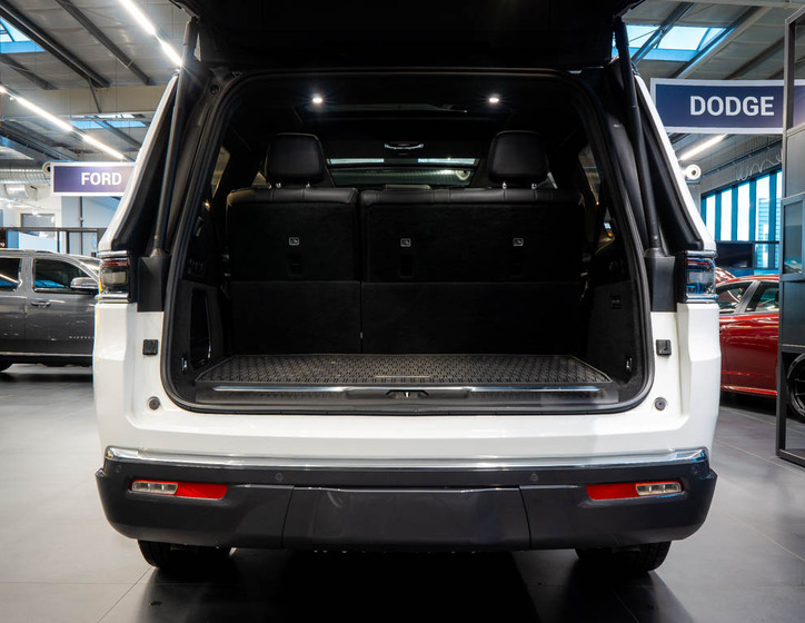 Jeep Grand Wagoneer 6