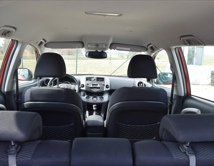 Toyota RAV4 SUV / Terénní 2,2 l 100 kw