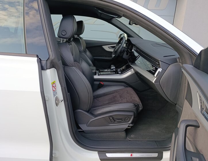 Audi Q8 SUV / Terénní 3,0 l 210 kw