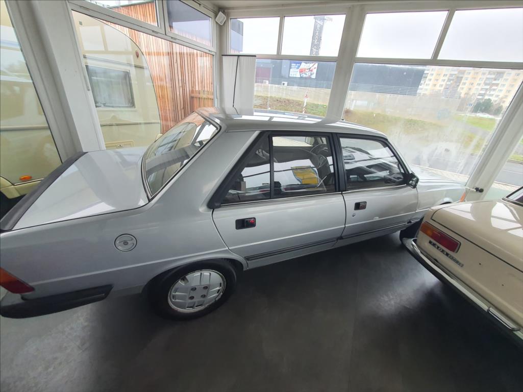 Peugeot 305