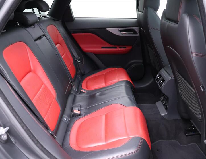 Jaguar F-Pace 16