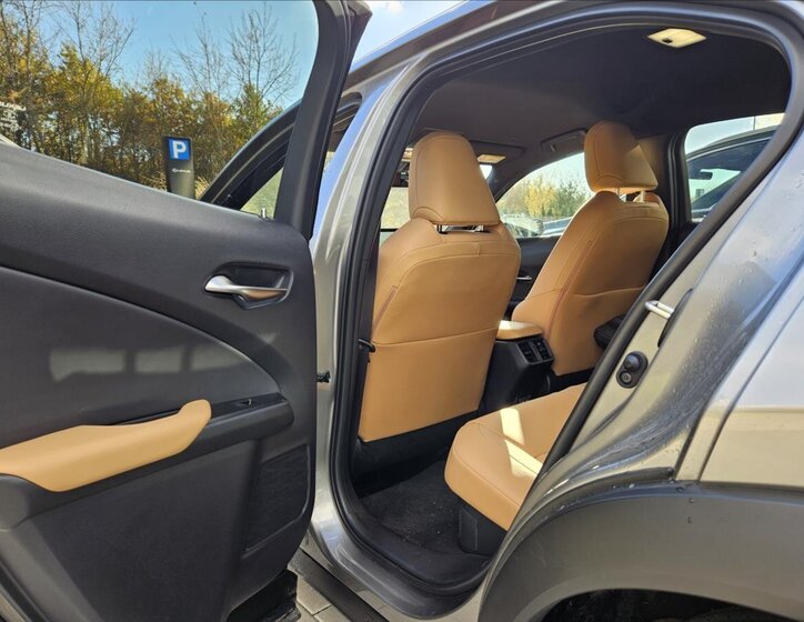 Lexus UX 300h Hatchback 2,0 l 146 kw