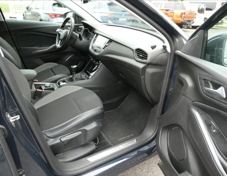 Opel Grandland X SUV / Terénní 1,2 l 96 kw