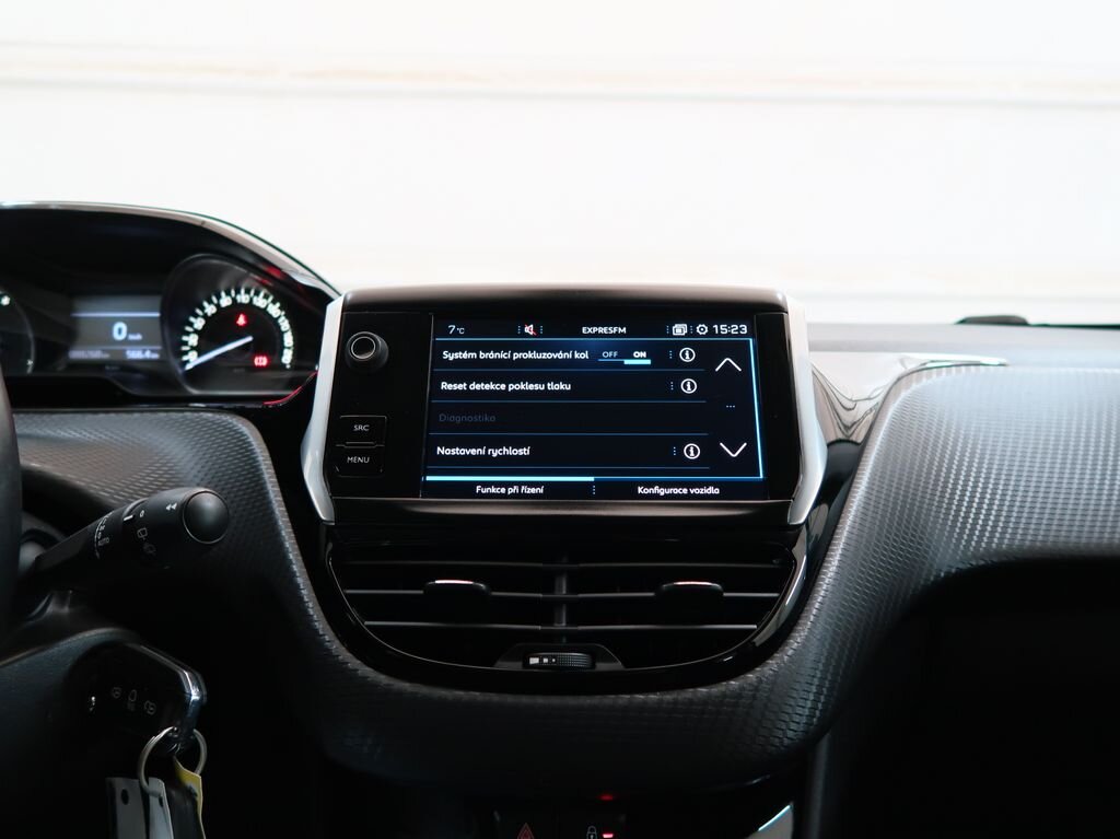 Peugeot 208 Hatchback 1,2 l 61 kw