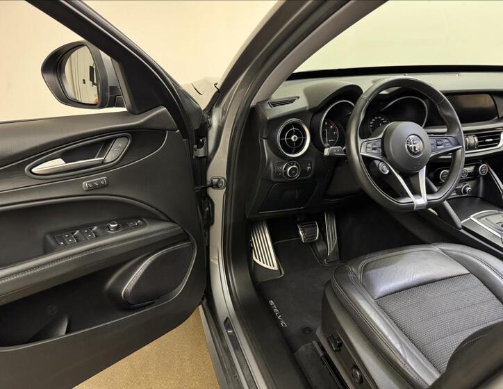 Alfa Romeo Stelvio 32