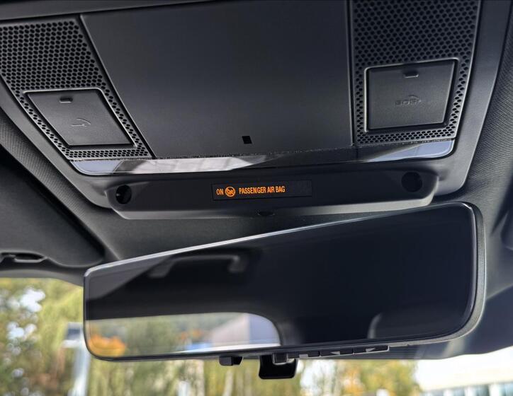 Land Rover Defender 26