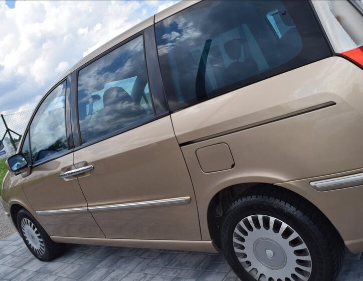 Lancia Phedra MPV 2,2 l 94 kw