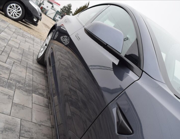 Tesla Model 3 Sedan 0,0 366 kw