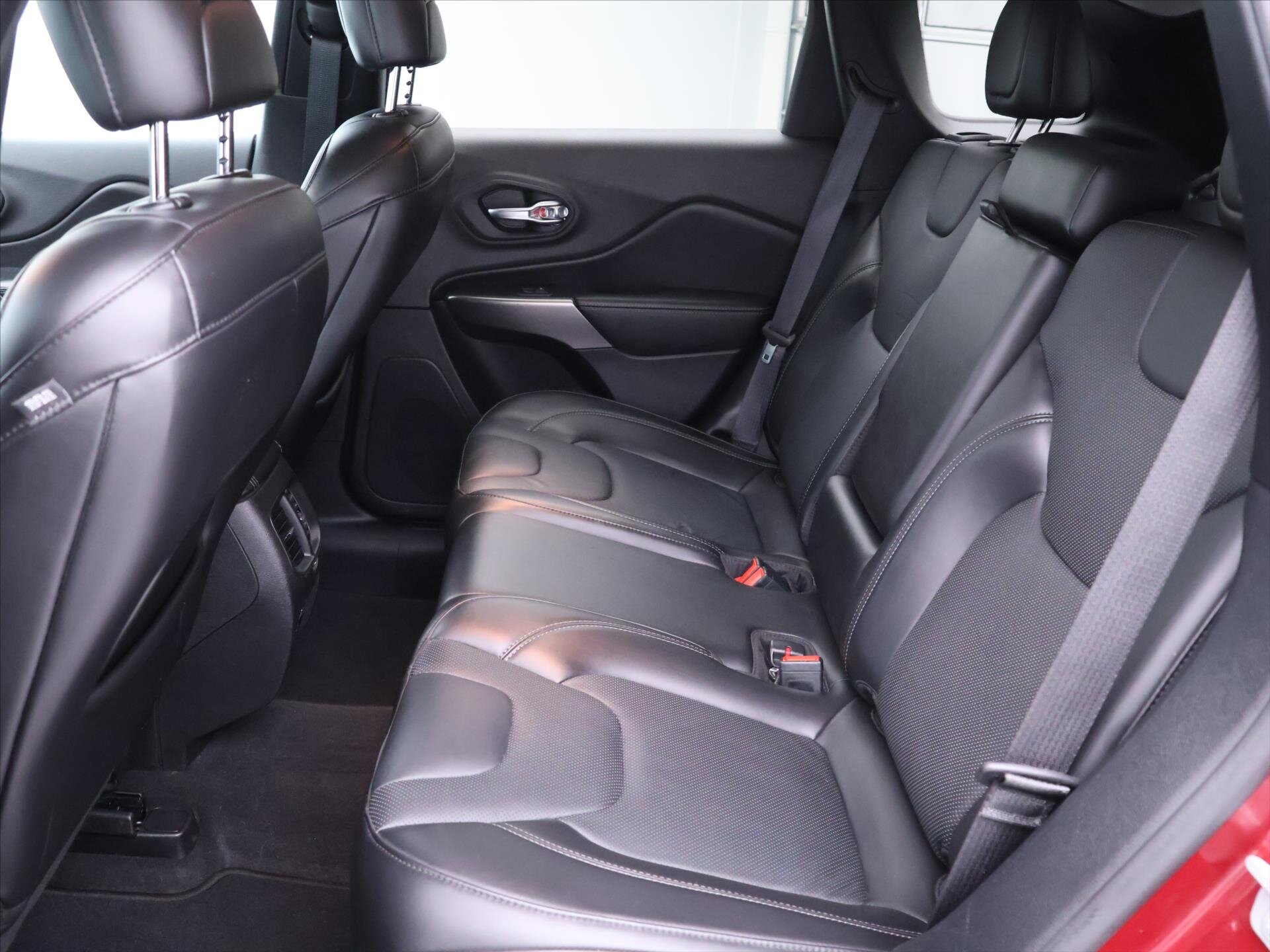 Jeep Cherokee SUV 3,2 l 200 kw