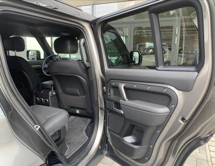 Land Rover Defender 19