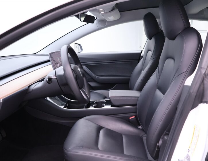 Tesla Model 3 Sedan 0,0 324 kw